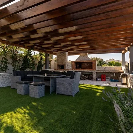 Luxury Elegance With Private Pool