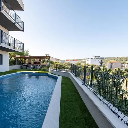 Luxury Elegance With Private Pool